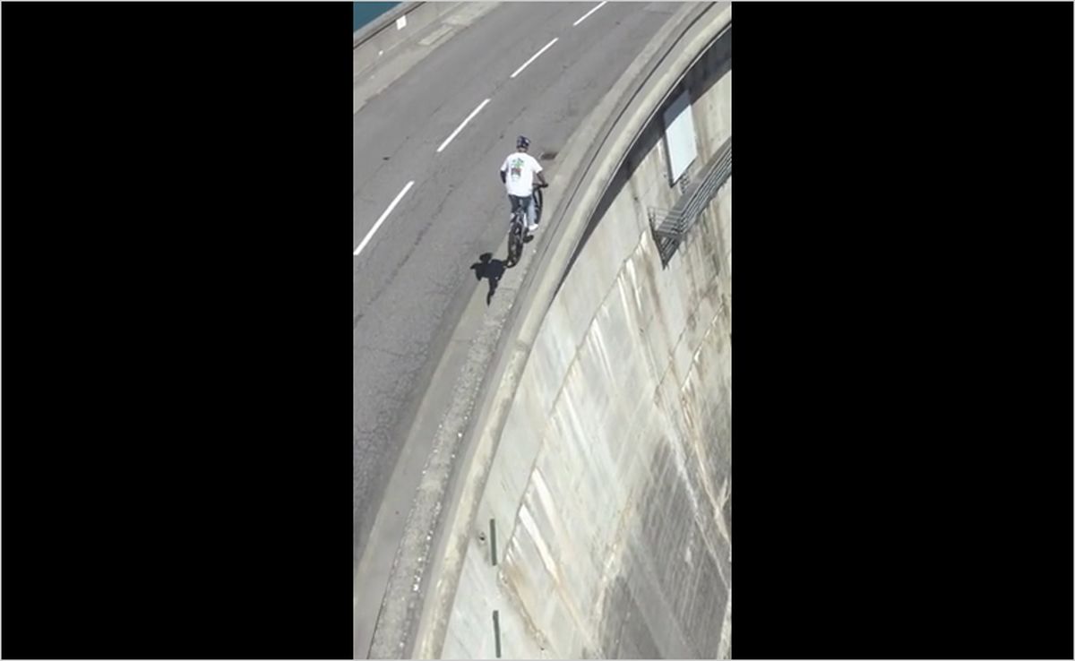 ببینید | دوچرخه‌سواری مرد شجاع بر روی دیواره یک سد !